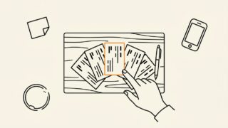 机に5枚の名刺が並ぶ線画イラスト。転職エージェント・転職サイト5媒体のレビュー記事のアイキャッチ
